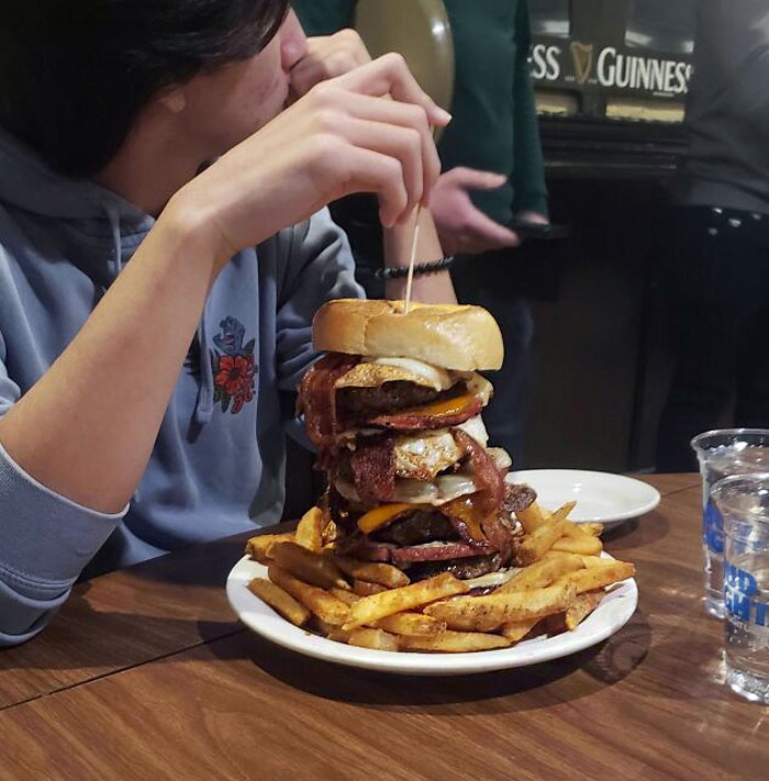 cette unité absolue d’un burger. firkin tavern burger challenge (tout manger en 1/2 heure)