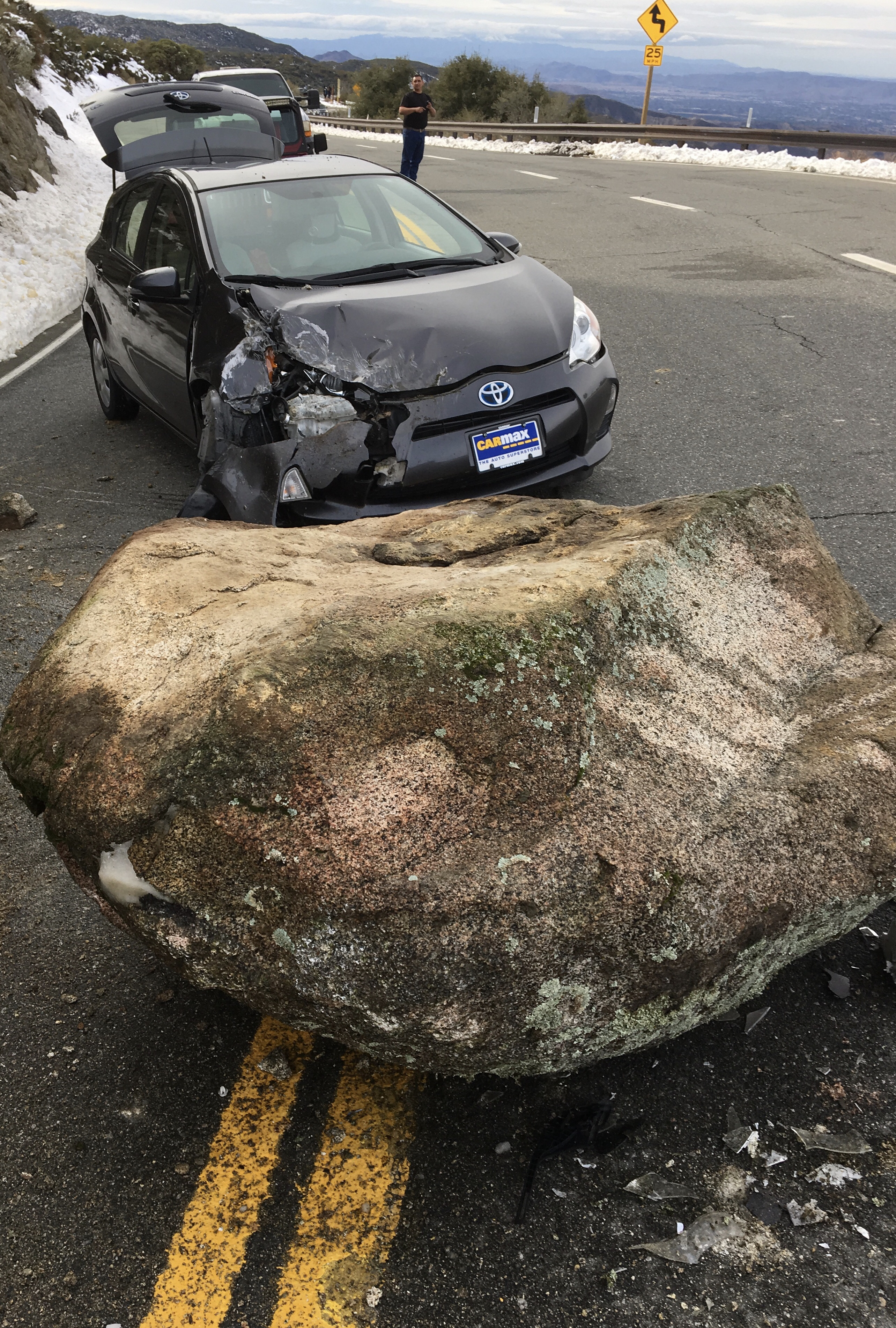 Un rocher est tombé sur la voiture de mes beaux-parents à idyllwild, ca. Quelle chance que les gens n'aient pas été touchés !