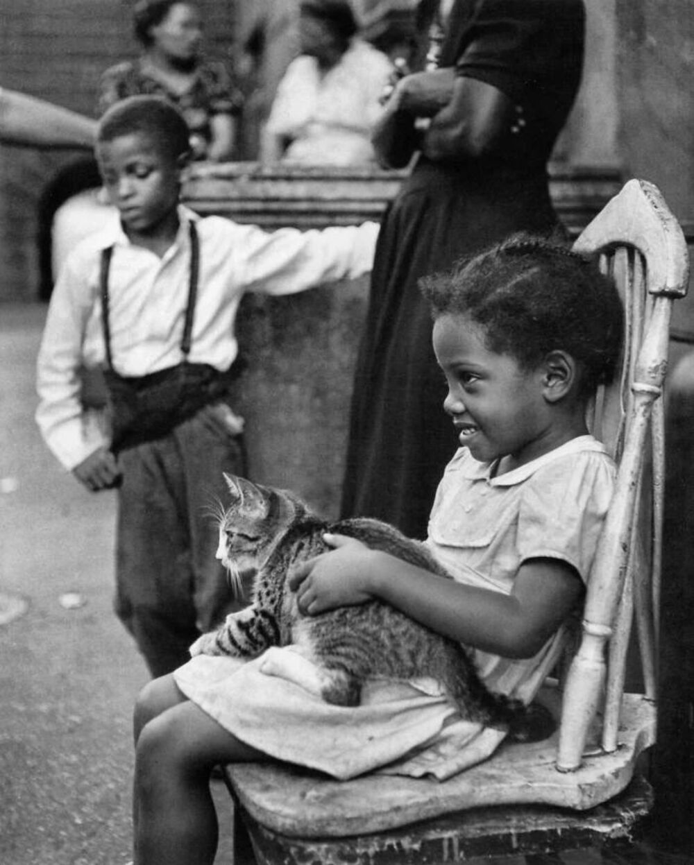 remarque le visage heureux de cette petite fille avec un chat sur ses genoux. il n’y a rien de mieux que d’être « choisi » par eux, n’est-ce pas ? new york city, états-unis, 1949
