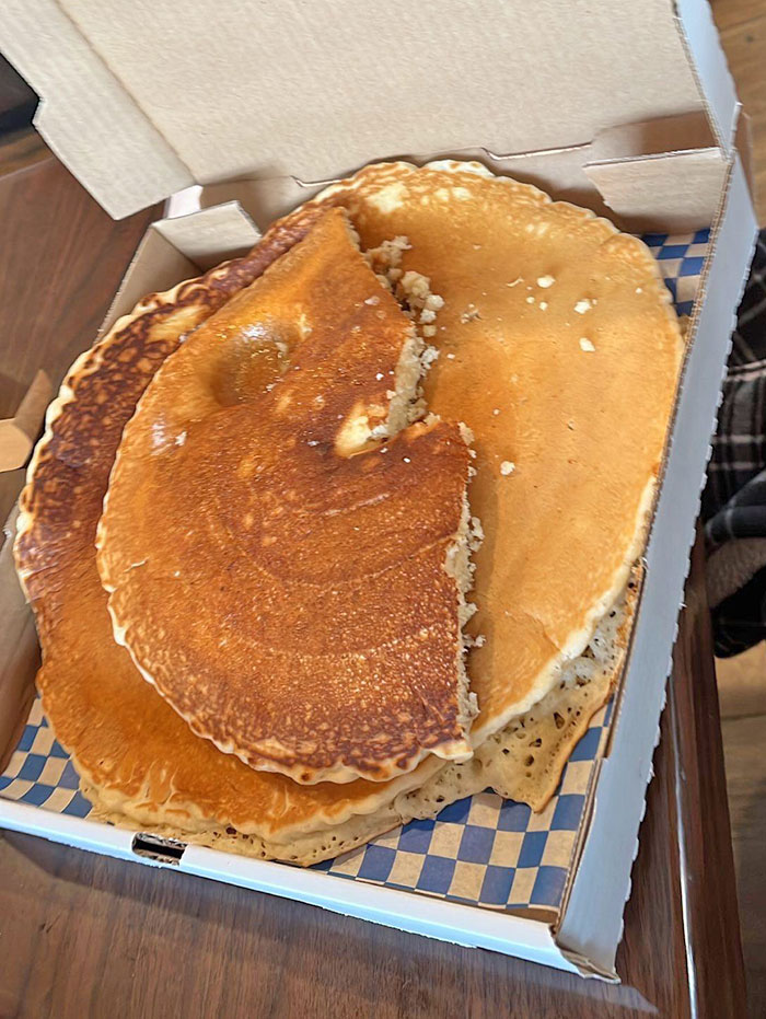 Le restaurant local sert des crêpes qui font plus d’un mètre de large.