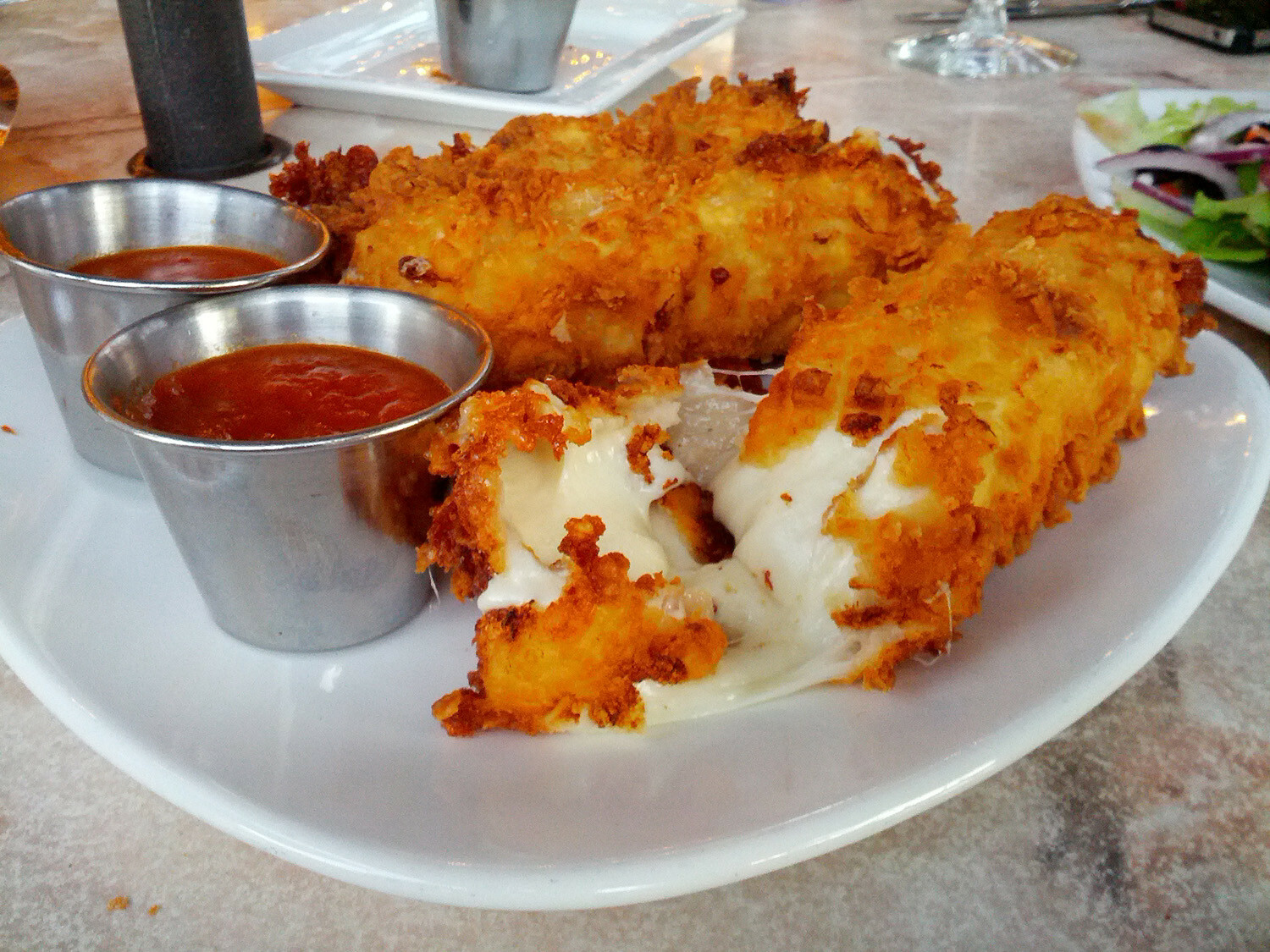 est allée dans un café et a commandé la mozzarella frite “taille texane”.