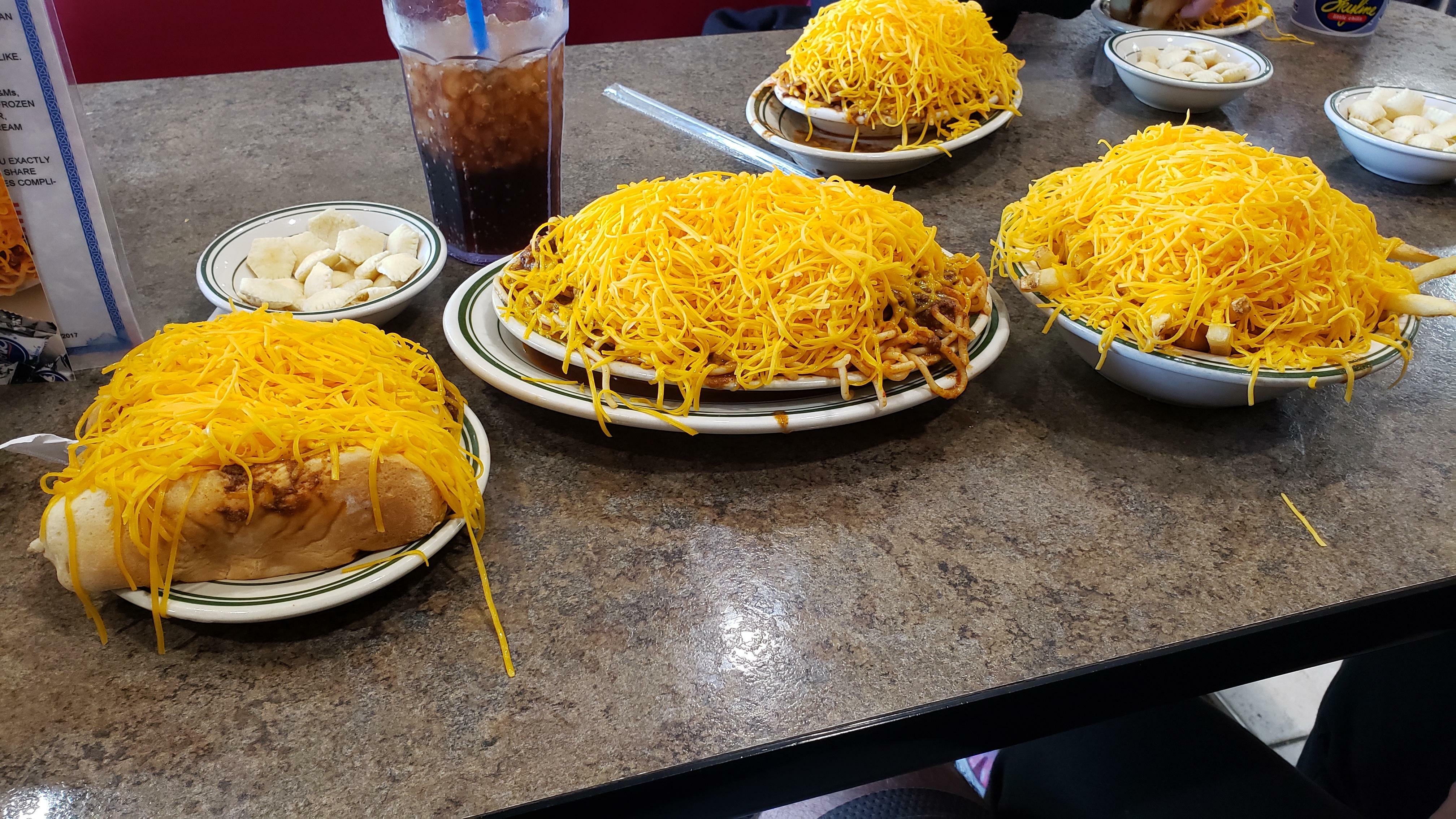 2 coney dogs au chili, un spaghetti au chili ordinaire et une petite frite au chili