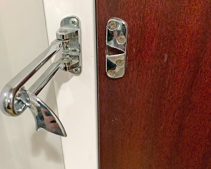 ma copine a oublié que le verrou était en place et a ouvert la porte assez doucement. le verrou s’est cassé immédiatement. cet hôtel me fait me sentir très en sécurité