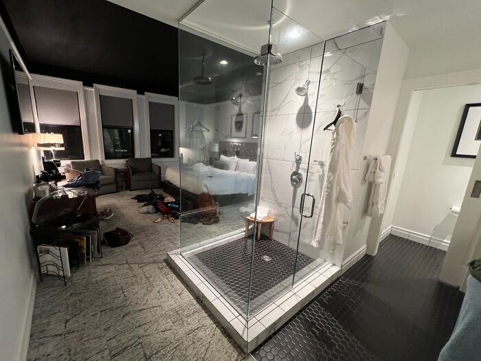 La douche de mon hôtel est un cube en verre au centre de la pièce.
