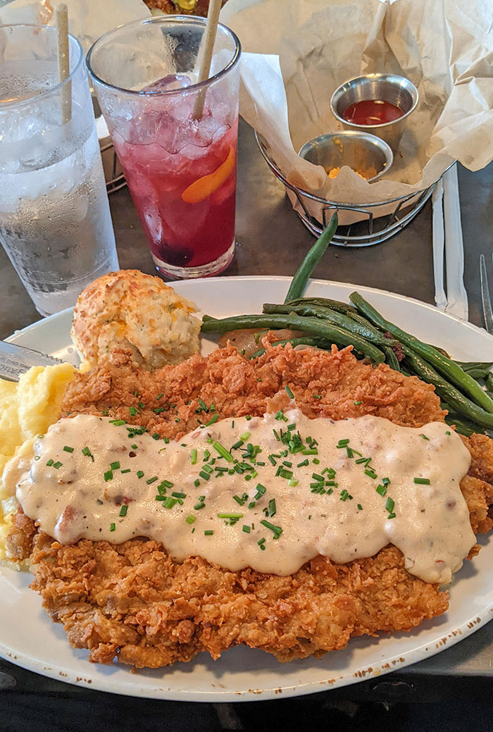 une dalle de steak frites, de la purée de pommes de terre, des haricots verts et un biscuit au cheddar. le retour du chef art smith à disney springs