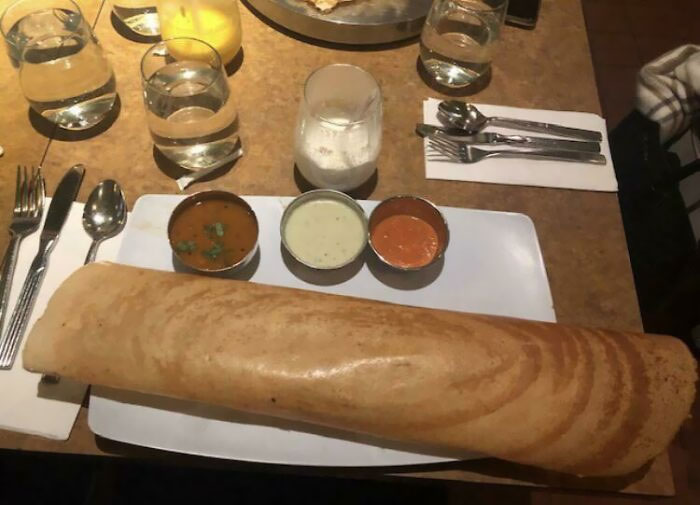 Dosa indien absolument énorme dans un restaurant indien à Nyc.