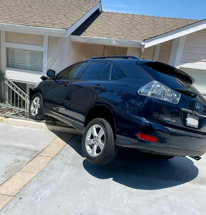 S’arrêter n’est pas toujours une mauvaise chose. Heureusement, ce véhicule a pu s’arrêter avant de traverser cette maison.