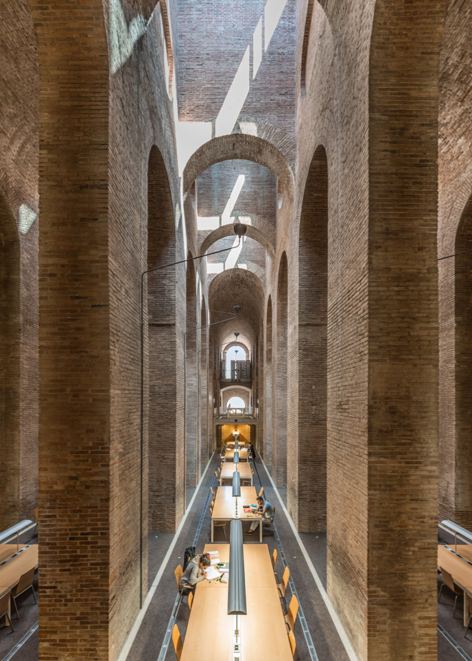 cette bibliothèque massive à barcelone est construite dans ce qui était autrefois un dépôt d’eau construit en 1874
