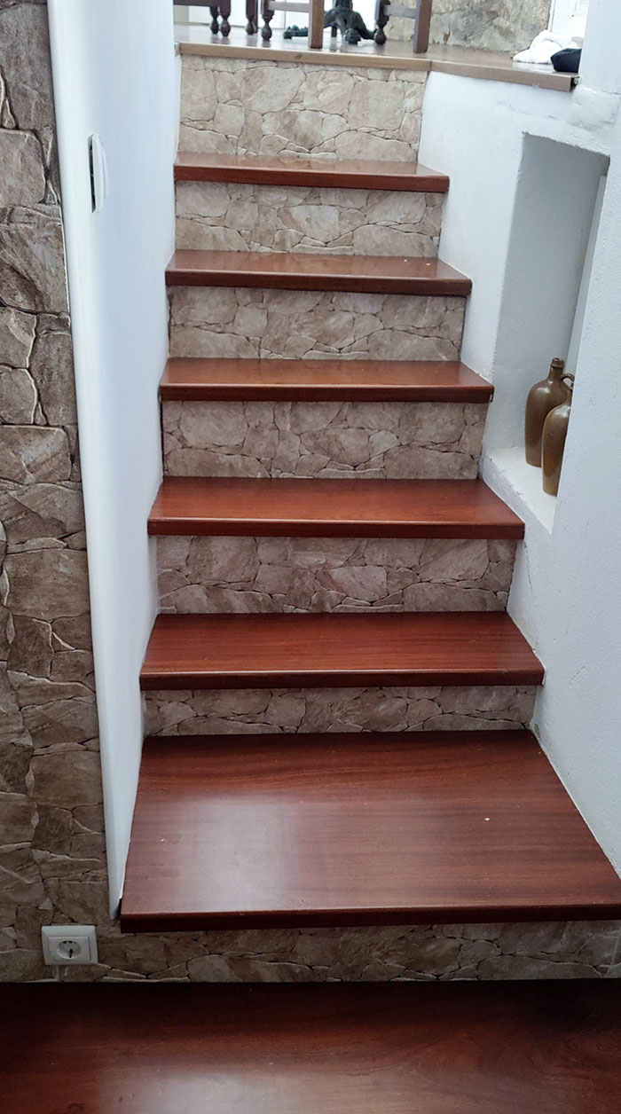 Les escaliers de mon airbnb. Chaque marche a une hauteur, une largeur et une profondeur différentes.
