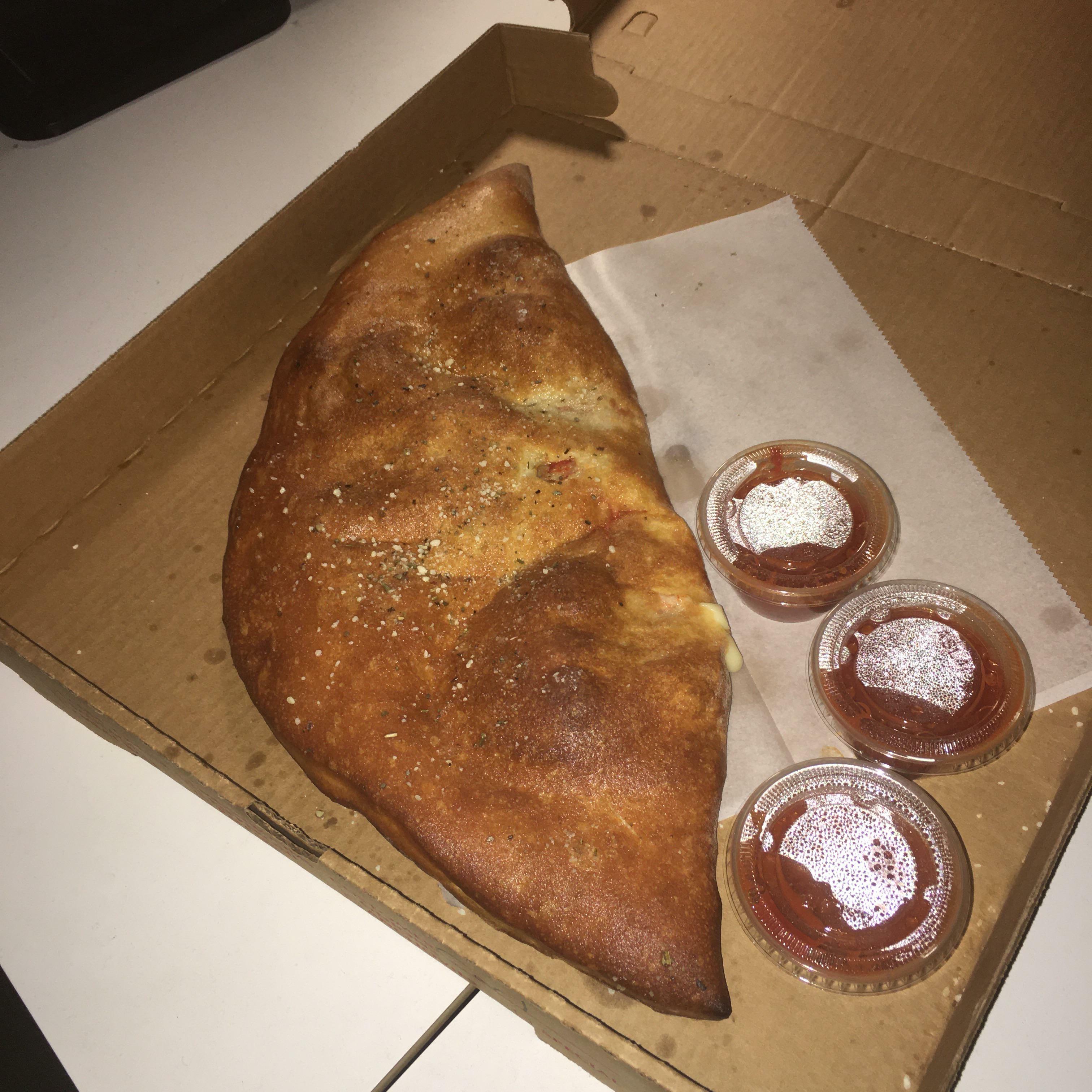 Un collègue a commandé ce stromboli pour 13 $. Boîte à pizza xl pour la balance