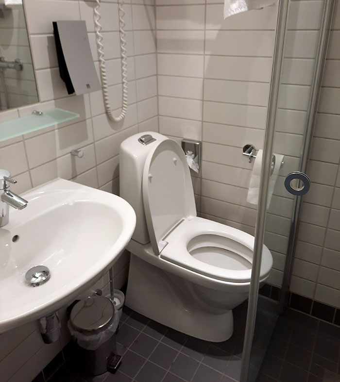 Je séjourne à l’hôtel et c’est ma salle de bain.