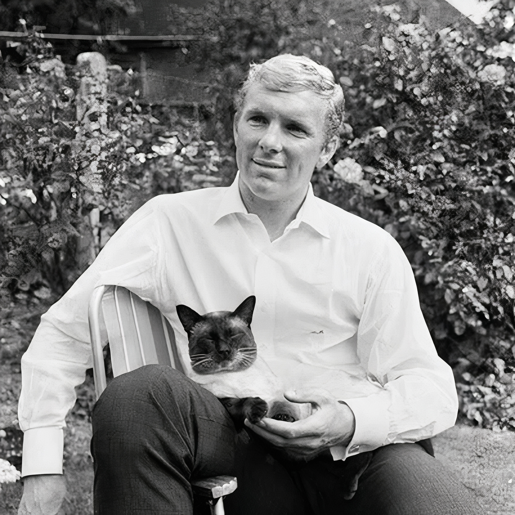 dans un moment intime avec son chat de compagnie, le footballeur britannique bobby moore, alors capitaine de west ham united, a été capturé par son compatriote le photographe eric marlow en 1965.