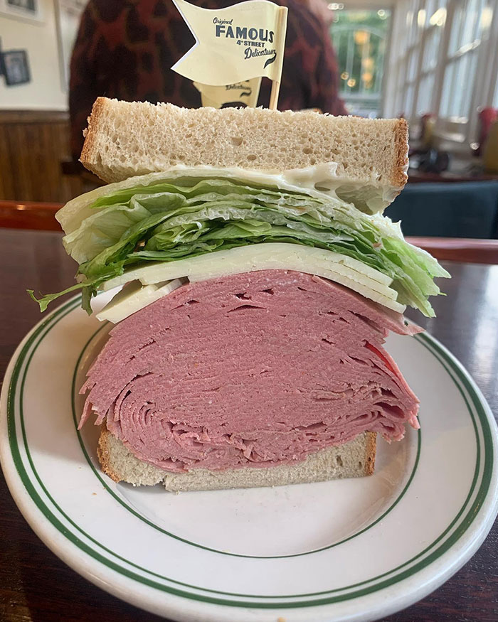 la moitié d’un sandwich à la bolognaise au célèbre 4th street deli à philadelphie. tous leurs sandwichs sont de cette taille, et il n’y a pas d’option pour ne commander que la moitié.