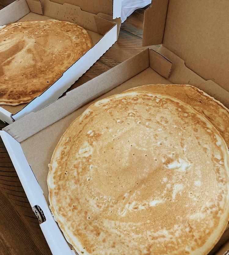 Des crêpes servies dans une boîte à pizza