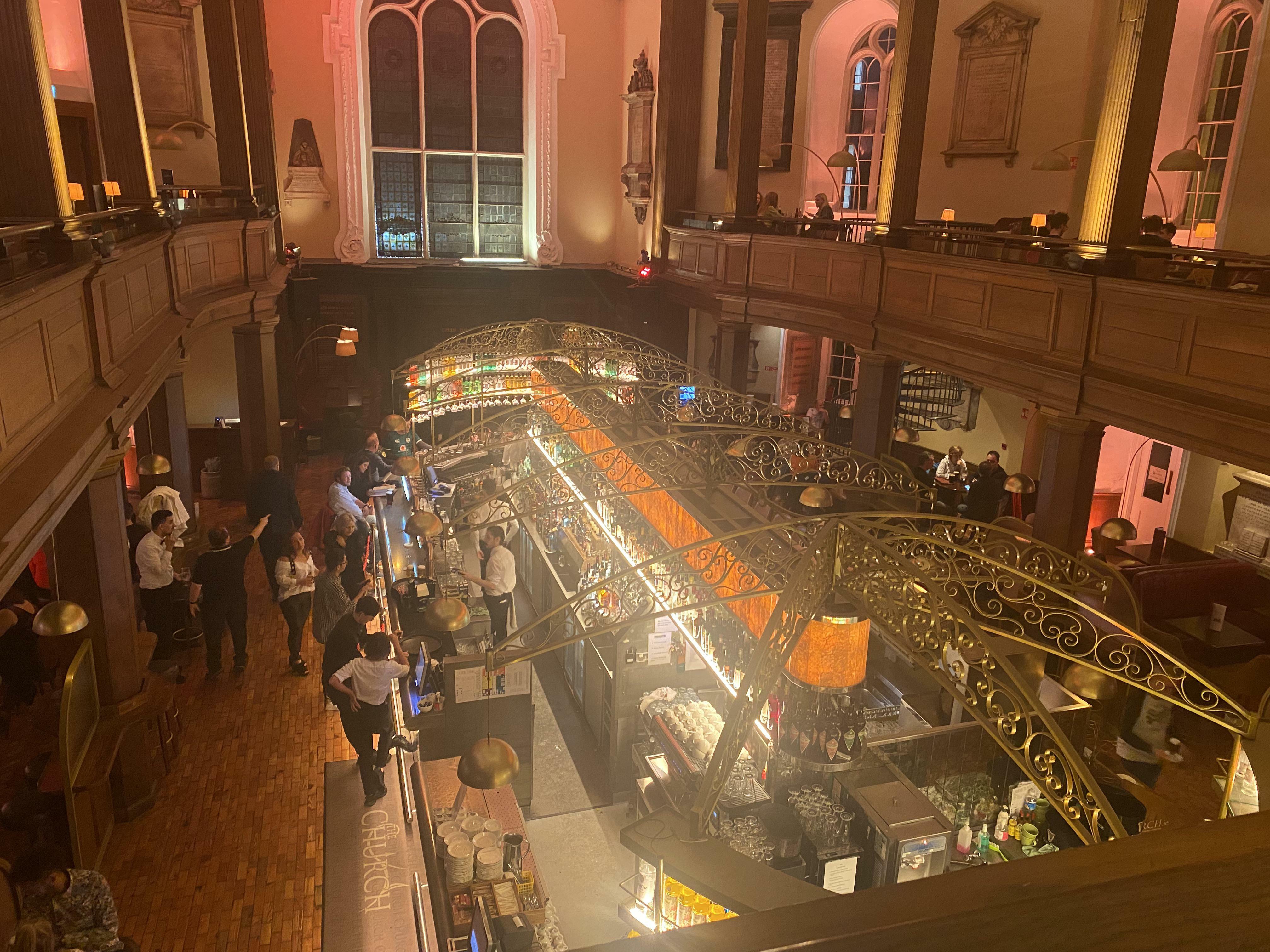 cette église a été transformée en bar