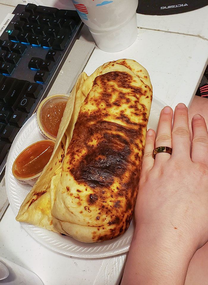 ce burrito d’un restaurant mexicain local appelé el norteños (je vis au tx). ma main pour comparer