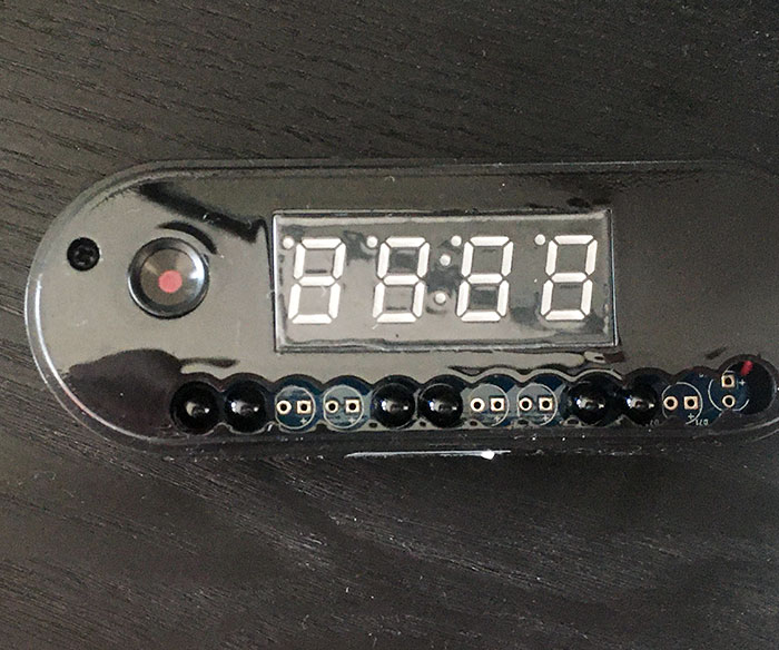 cette caméra cachée déguisée en horloge dans mon airbnb