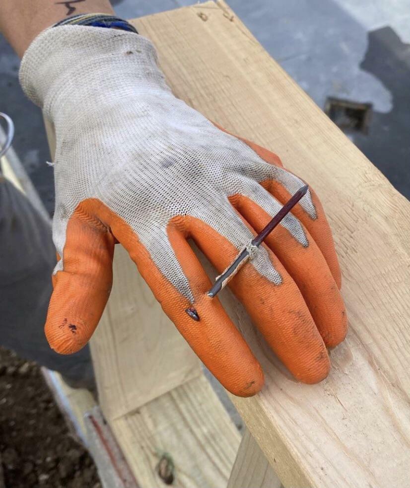 Tu l’as échappé belle, l’ongle n’a même pas effleuré les doigts.