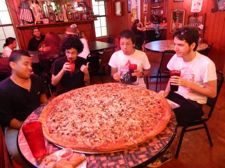 cette pizza de la taille d’une table chez big joe’s pizza, san antonio, texas