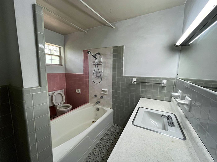 tu dois enjamber la baignoire pour passer entre les toilettes et le lavabo