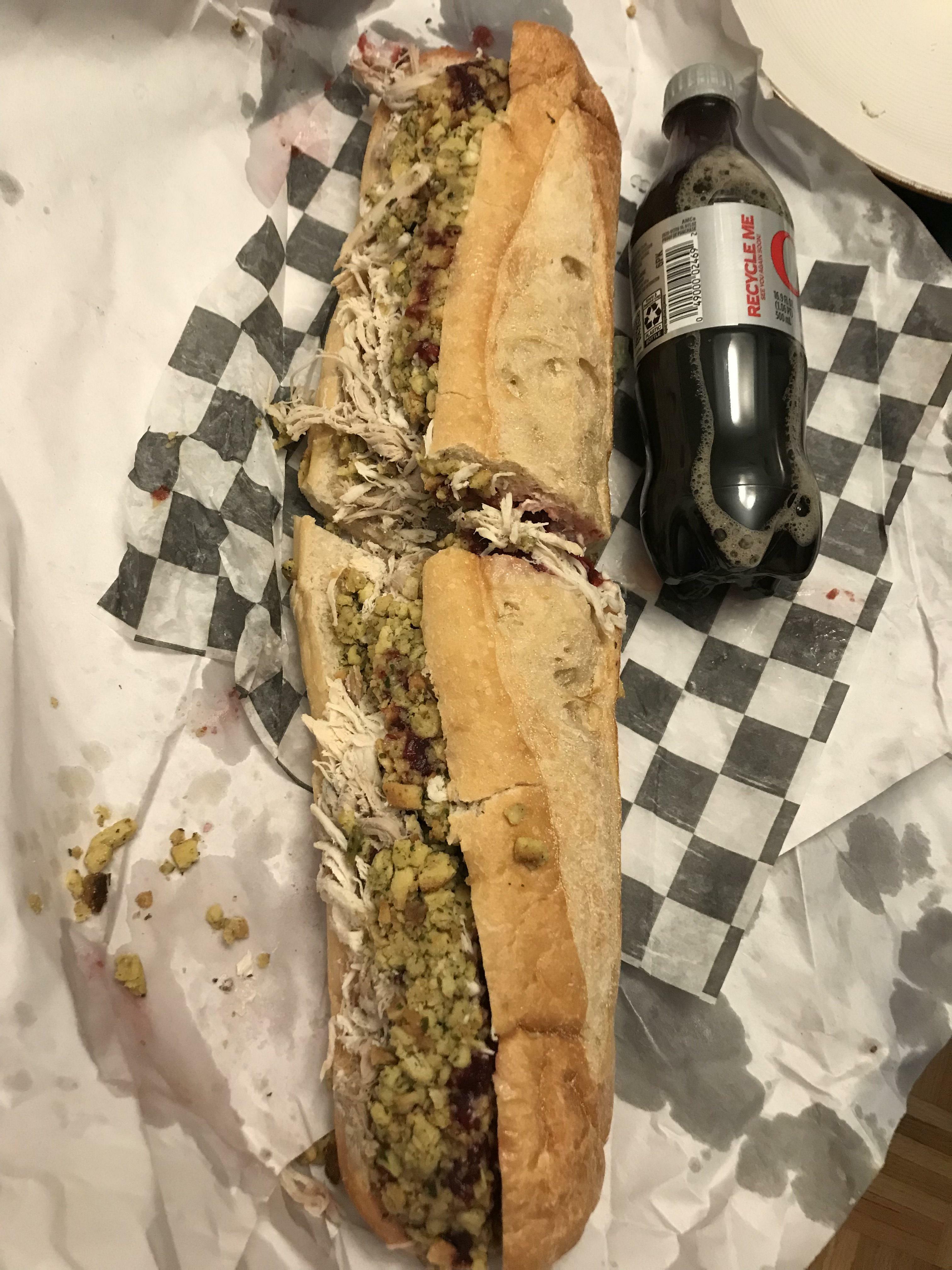 le grand bobbie de capriotti's. dinde, farce, sauce aux canneberges - coca 16oz pour la balance