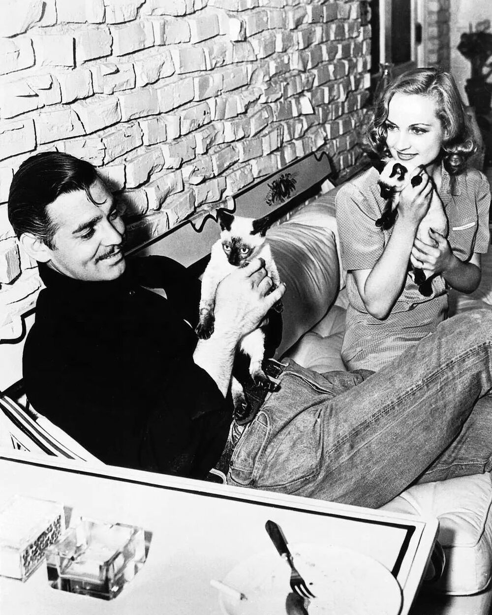 une photo des acteurs américains (et amoureux des chats) clark gable et carole lombard en 1940, peu après leur mariage. vallée de san francisco, californie, états-unis