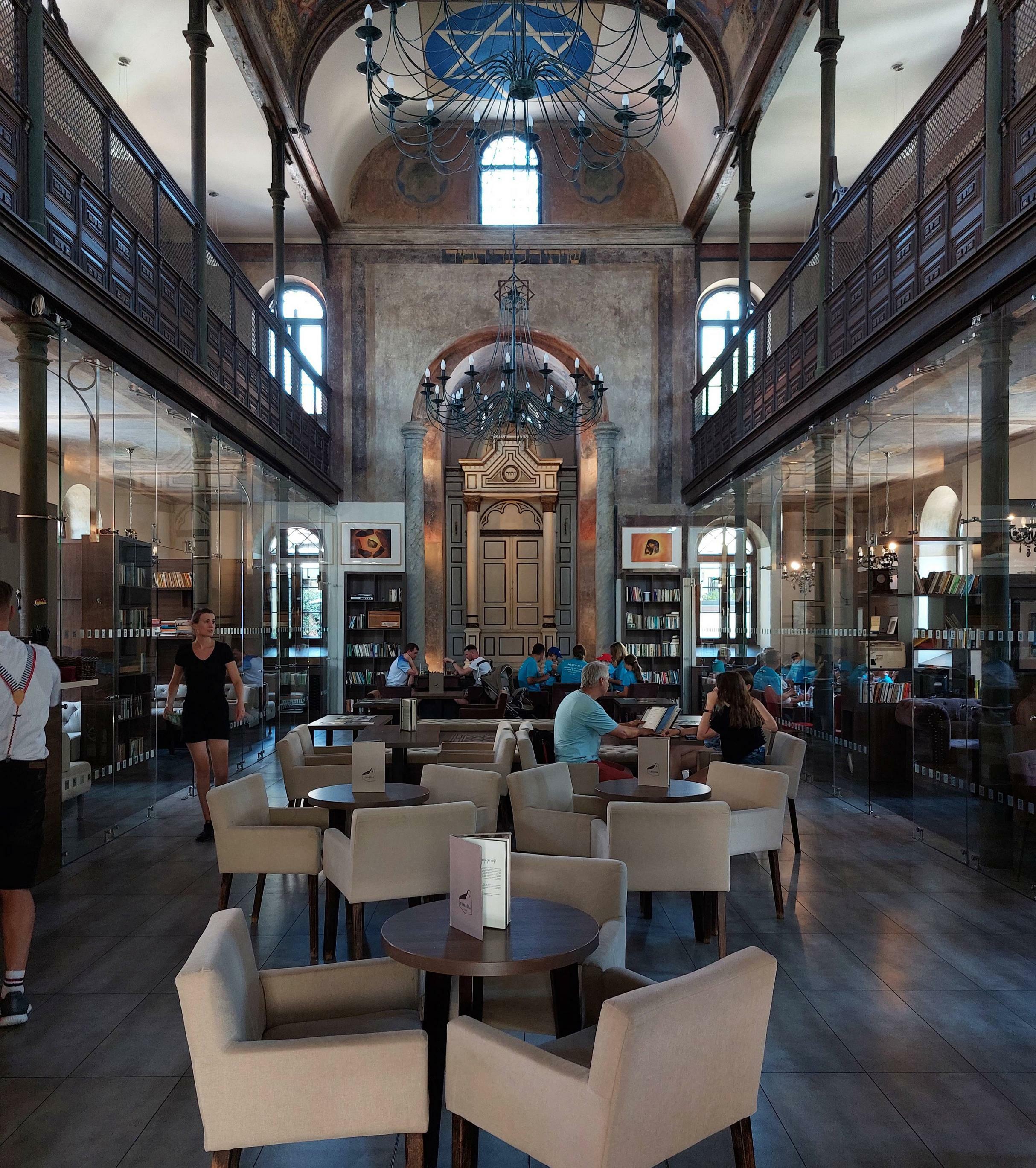 une synagogue transformée en café à trnava, en slovaquie