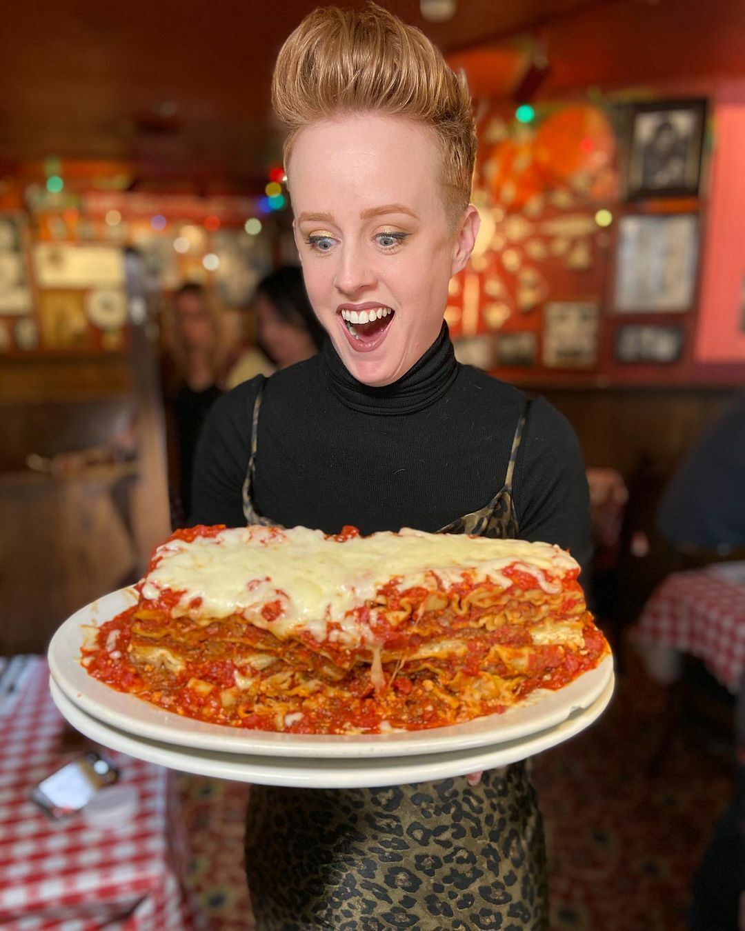 Les lasagnes sur la photo sont plus grandes qu’elles n’y paraissent ! Sérieusement, j’aurais pu en manger pendant une semaine et avoir encore des restes.