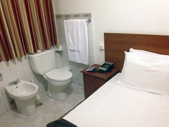 j’ai réservé un hôtel bon marché à lisbonne avec un ami. les photos sur le site de réservation ne montrent jamais les toilettes et le lit sur la même photo.