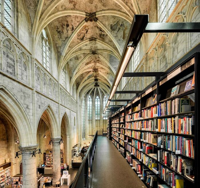boekhandel dominicanen à maastricht, aux pays-bas. une librairie dans une église gothique du 13e siècle