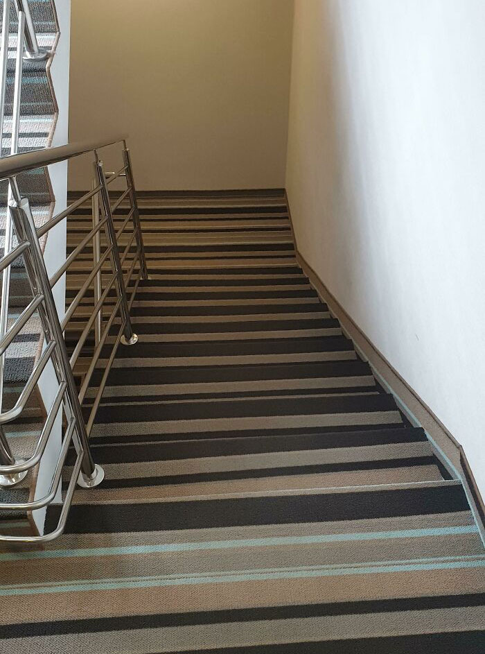 tapis rayé sur les escaliers de l’hôtel. difficile à utiliser même après deux semaines et complètement sobre