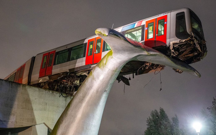 Aux Pays-Bas, un tramway n’a pas réussi à s’arrêter à temps et a franchi la barrière d’urgence. Il est retenu par la statue de la queue d’une baleine.