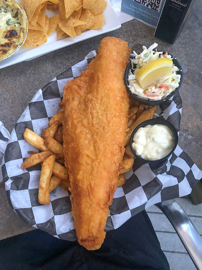 très grand plat de poisson et de frites de la brasserie manayunk