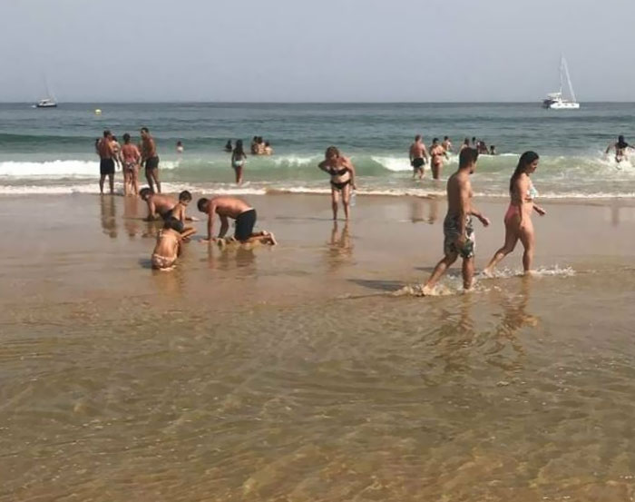 cela fait 1 heure qu’ils cherchent les clés de leur voiture que leur enfant a enterré dans le sable