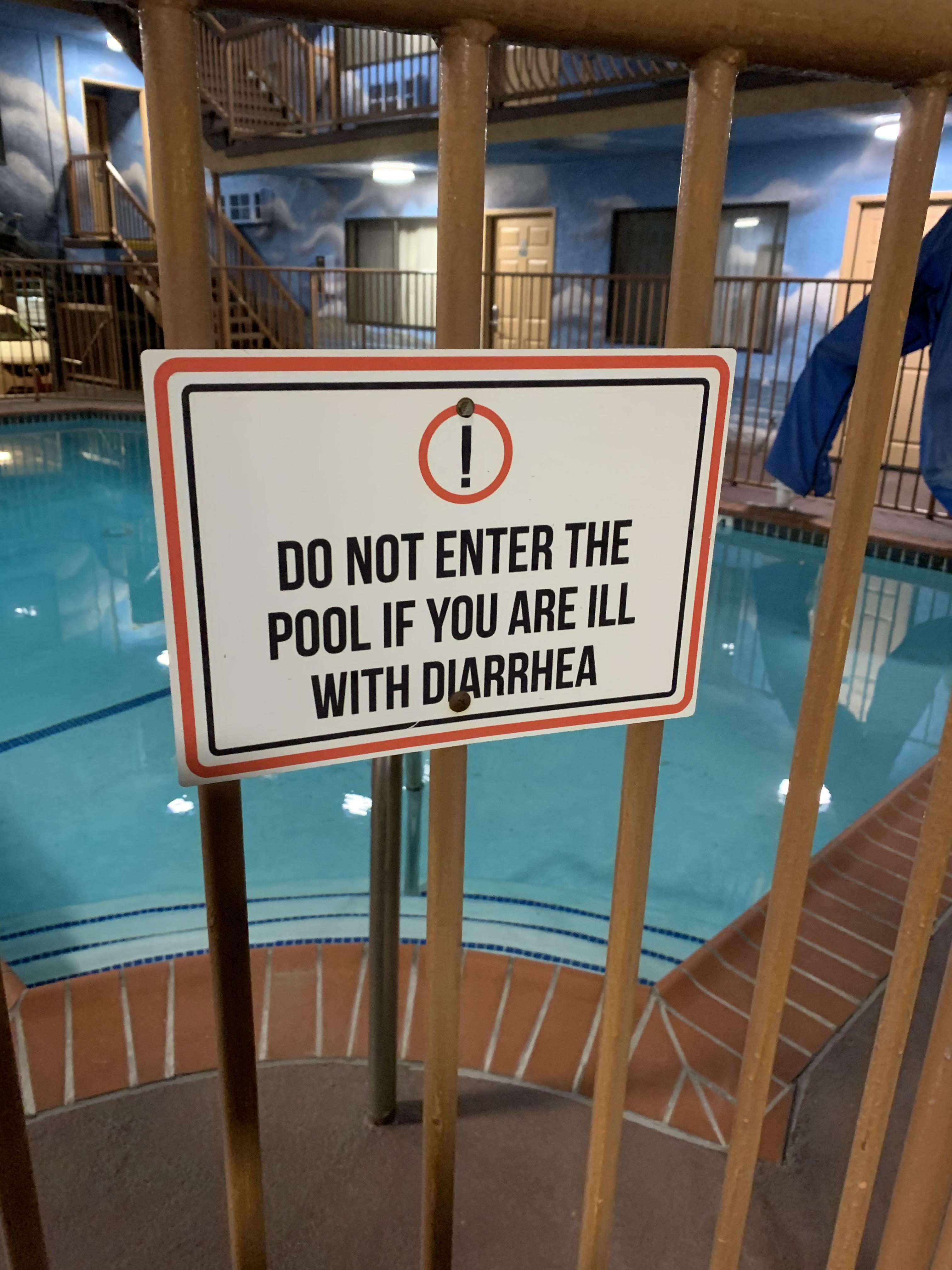 Je n'ai jamais vu un panneau de piscine d'hôtel aussi grossier.