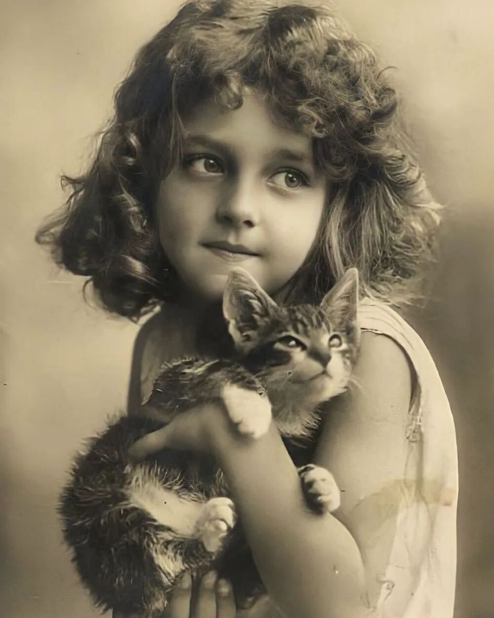 L’adorable actrice allemande Grete Reinwald a posé pour diverses cartes postales comme celle-ci lorsqu’elle était enfant, vers 1910.