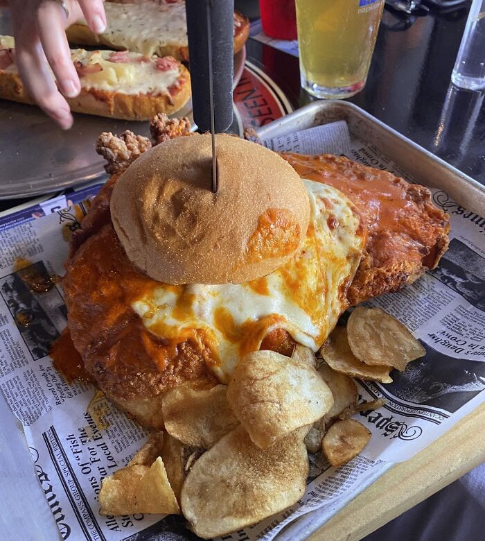 Un sandwich au poulet que j’ai commandé et qu’il était impossible de manger normalement. Je ne m’attendais pas à la taille (il y avait plus de frites sur le côté).