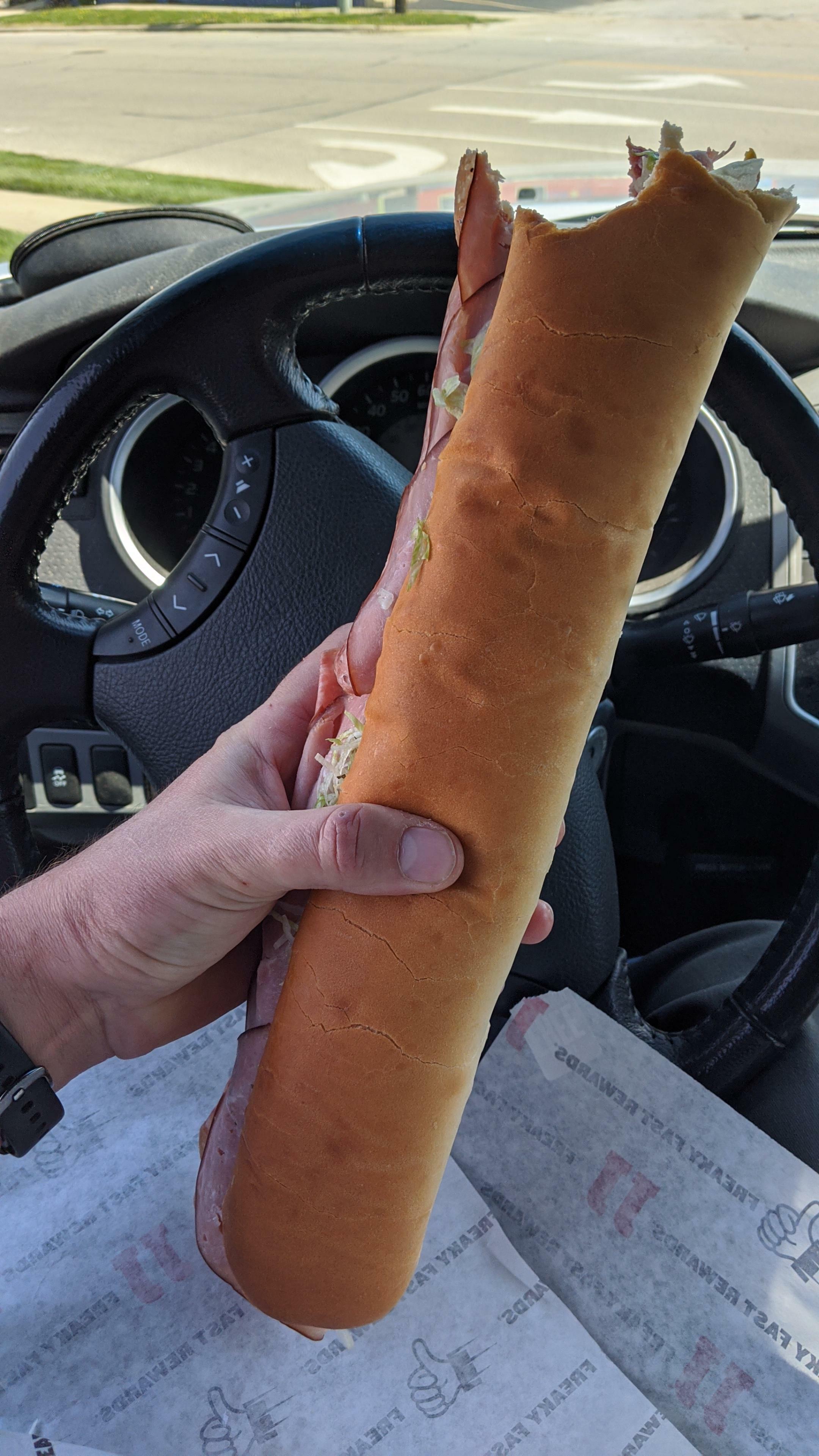 donc, je suppose que si tu commandes un sandwich géant chez jimmy john's et que tu ne leur demandes pas spécifiquement de le couper en deux, tu obtiens un sandwich comiquement grand.