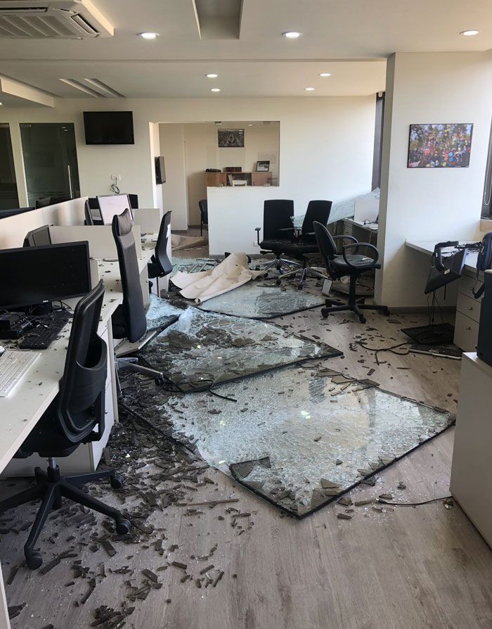 le coronavirus nous a sauvés. voici notre bureau ap ce matin après l’explosion de beyrouth