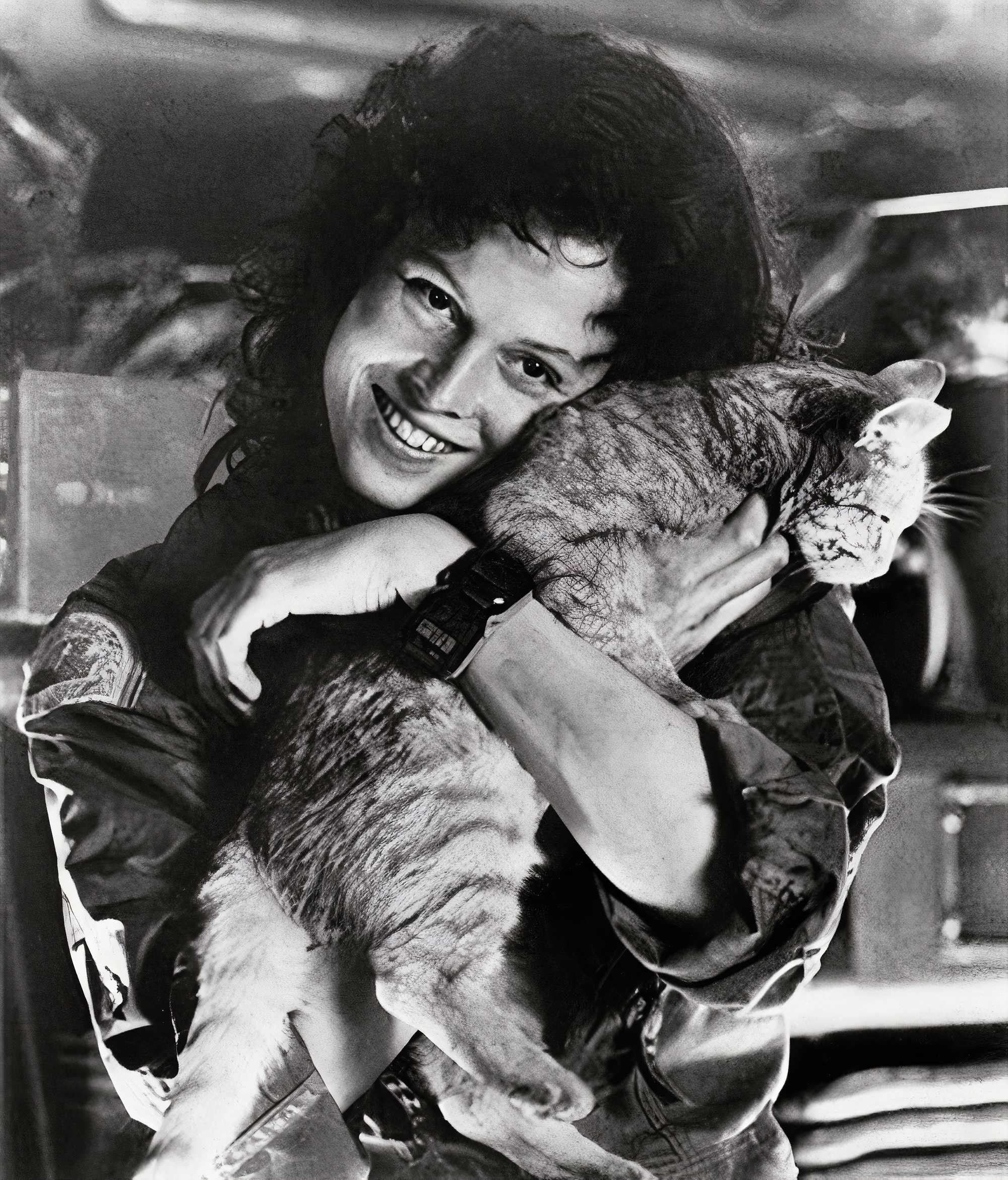 L’actrice américaine Sigourney Weaver n’a pas pu résister aux charmes de Jones, son partenaire de scène à quatre pattes, pendant le tournage du film Alien – le 8e passager en 1979.