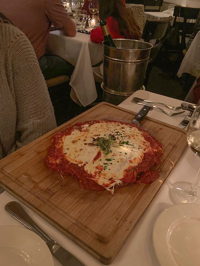 Le poulet au parmesan que ma sœur a commandé hier soir