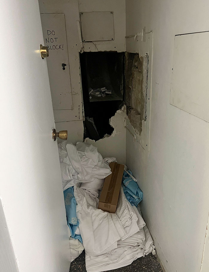 Les femmes de ménage de mon hôtel ont laissé la porte ouverte sur le placard où elles gardent les draps et les savons propres.