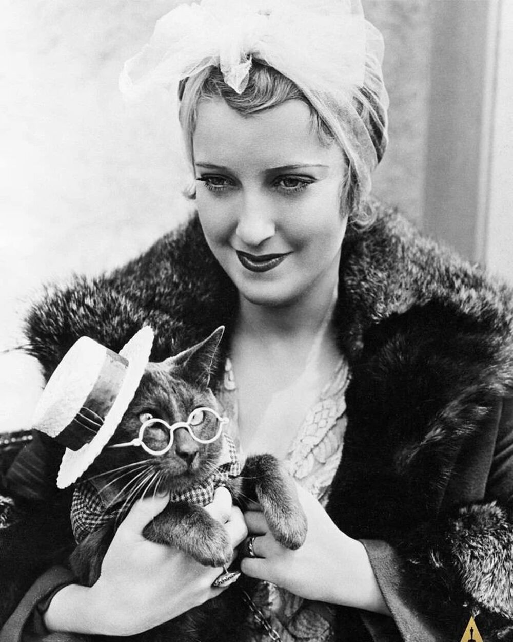 actrice et chanteuse américaine jeanette macdonald avec son chat puzzums, 1932