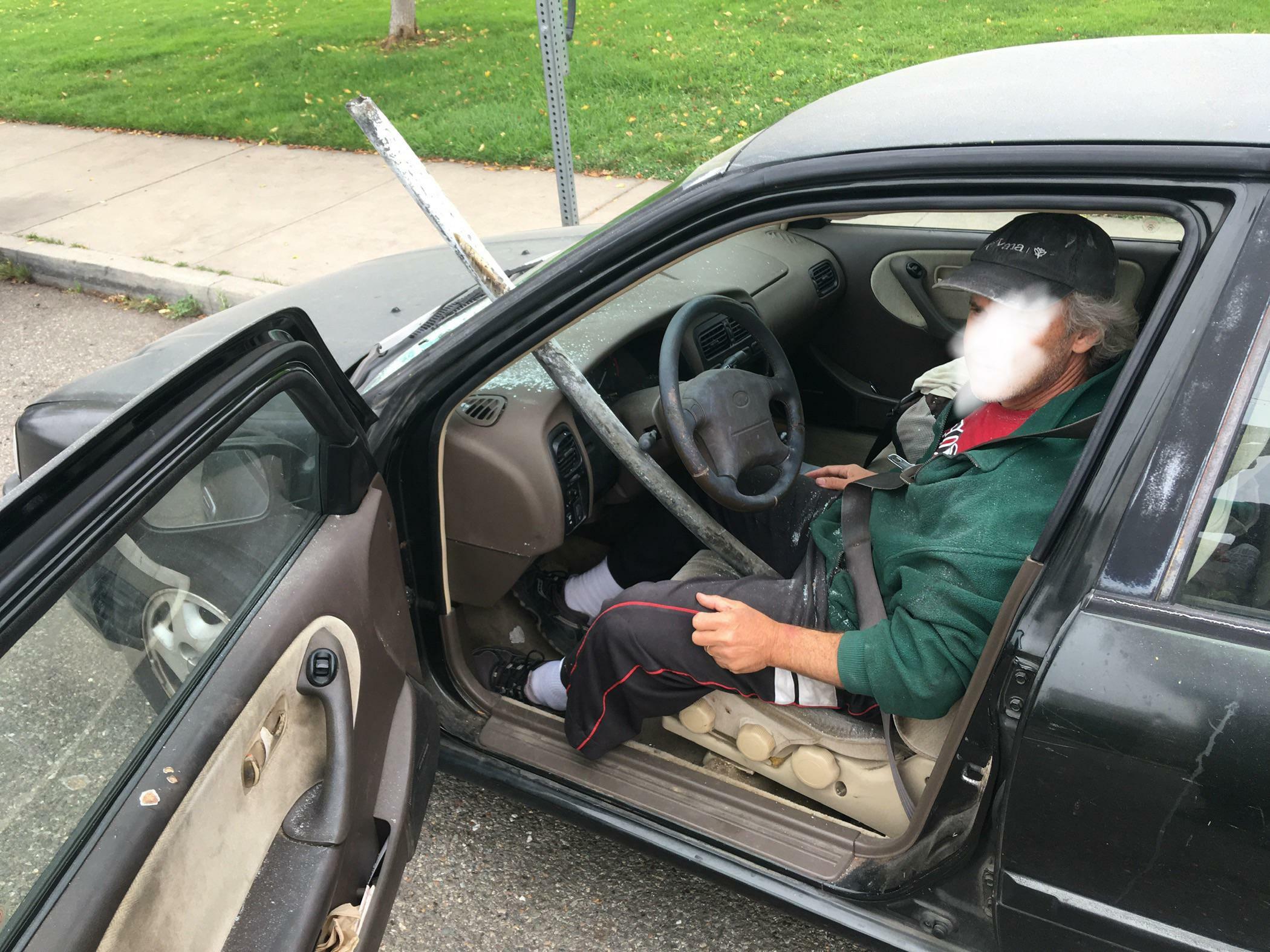 un poteau a traversé le pare-brise de mon ami alors qu’il conduisait sur la i-80 à la sortie de berkeley, en californie, l’empalant presque.