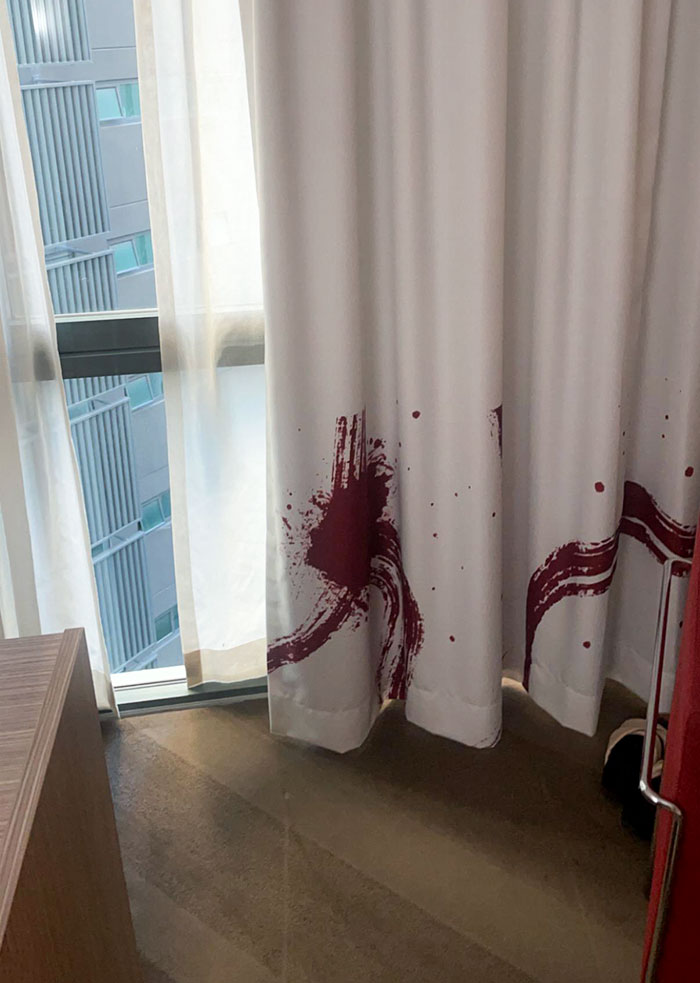 les rideaux de ma chambre d’hôtel ont l’air d’être tachés de sang