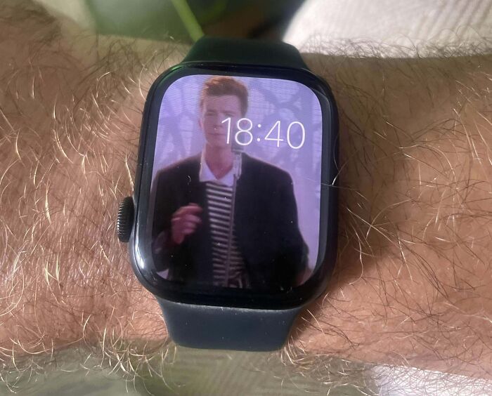 ma fille a compris comment changer l’image de ma montre, en utilisant mon téléphone. oh et apparemment, elle connaît le mot de passe de mon téléphone.