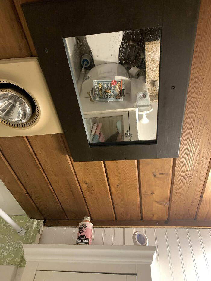 Il y a un miroir vissé au plafond au-dessus des toilettes dans mon airbnb.