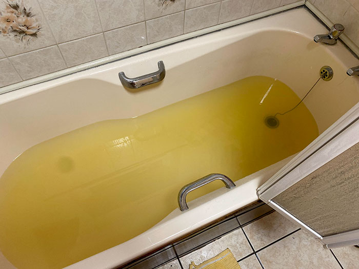 L’eau de notre airbnb est jaune et a un goût métallique depuis une semaine maintenant. Le propriétaire dit qu’il ne peut rien y faire.