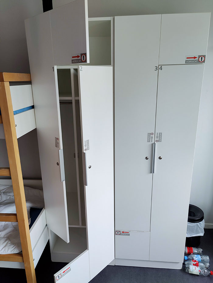 Cette armoire dans un hôtel allemand a besoin de plusieurs avertissements. J’ai failli me cogner la tête.