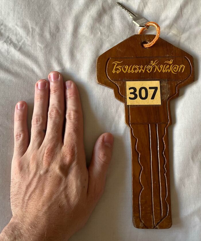 La taille de ce porte-clés d’hôtel que je dois transporter partout avec moi pendant les prochains jours.
